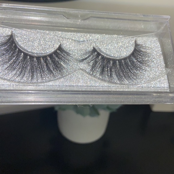 Lashes - Picture 2 of 2